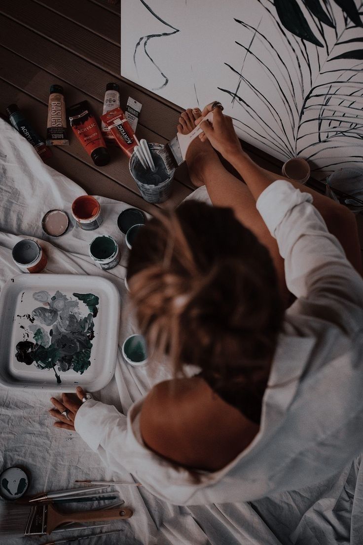 Architektin prüft digitale Baupläne auf einem Tablet